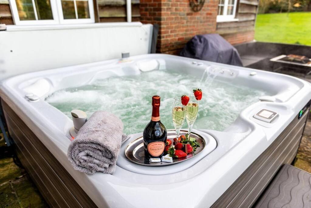 Langford Farmhouse - New Forest National Park Luxury 4Bd, Hot Tub, Cinema, 10 Acres Bartley Extérieur photo